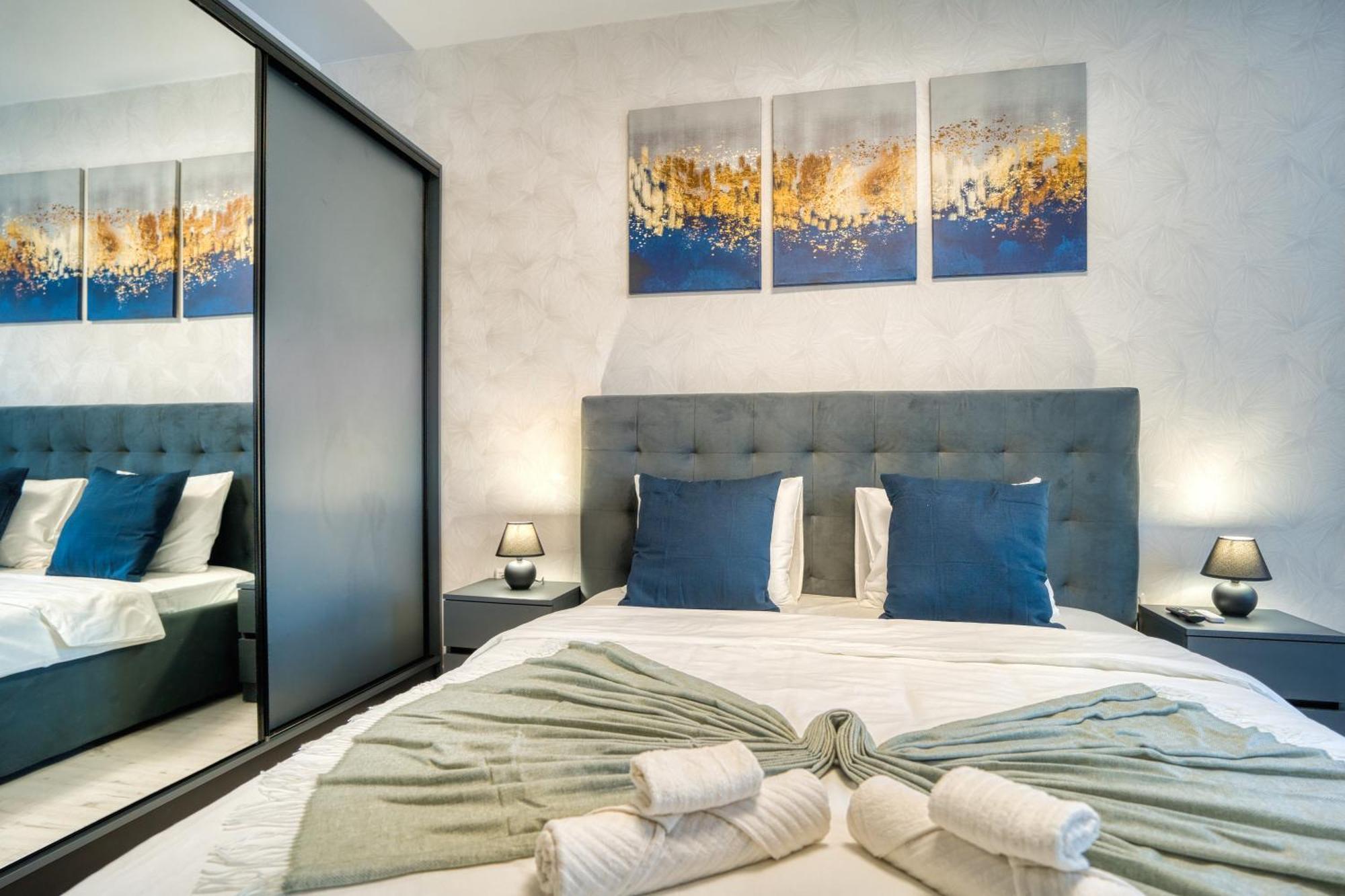 Stylish Hideaway Near Center Apartment