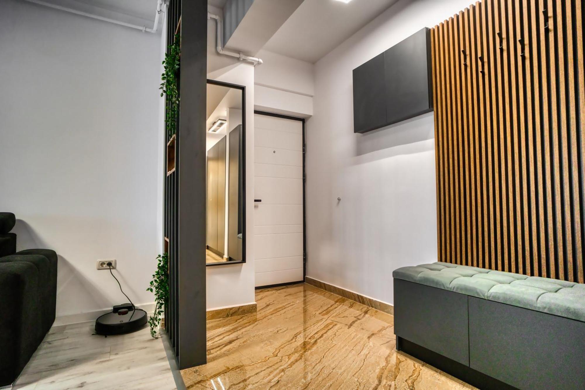 Stylish Hideaway Near Center *