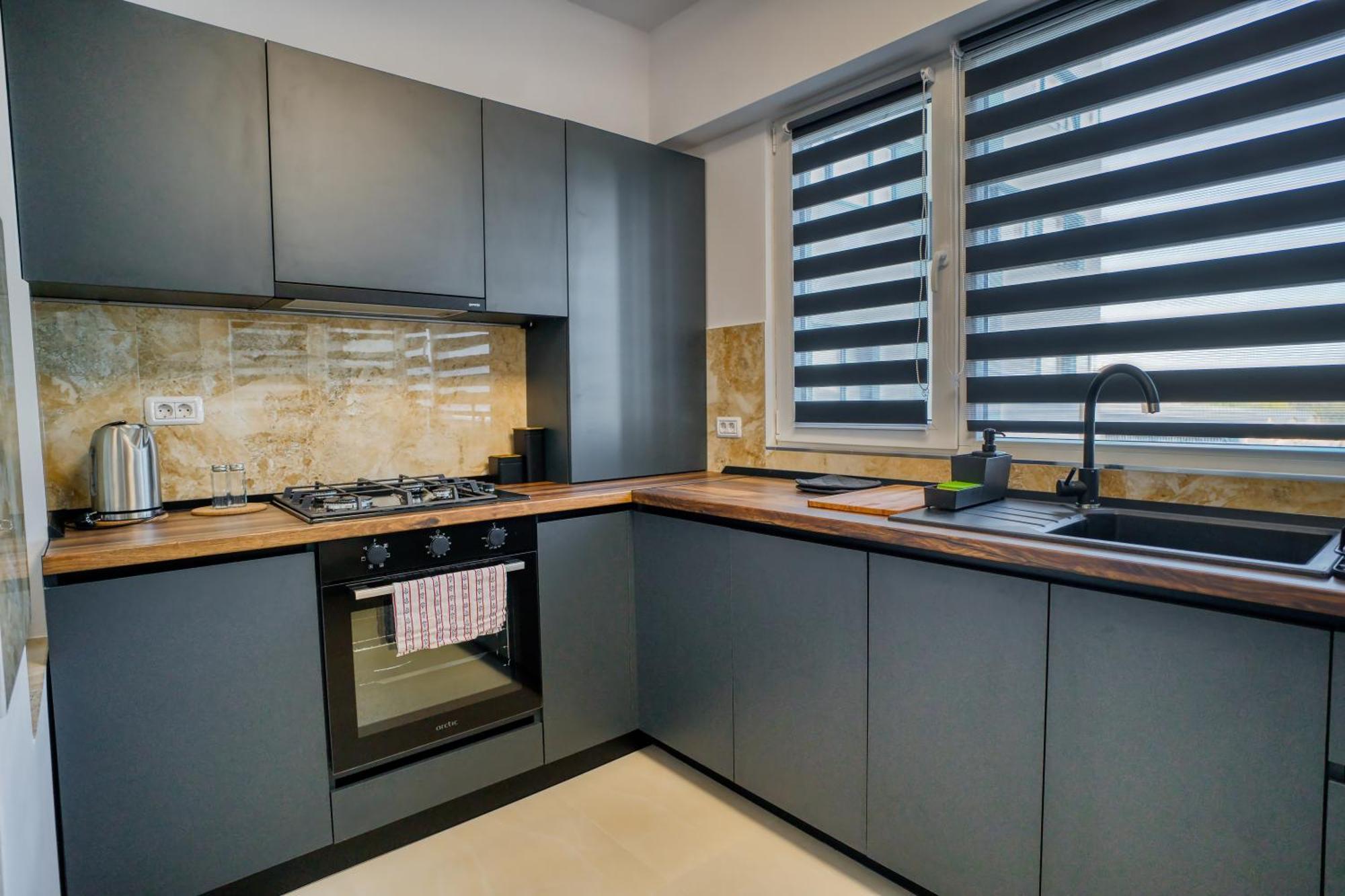 Stylish Hideaway Near Center Appartamento